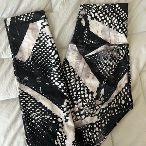 Lululemon Full-On Luon 25” Wunder Under Leggings